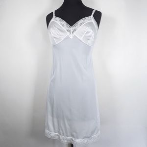 Vintage Vanity Fair lace trim slip hañf slip. Chemise lingerie 34